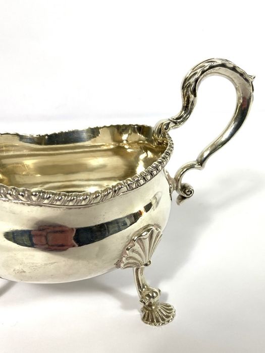 A fine pair of Edwardian silver sauce boats, hallmarked London 1903, Daniel & John Wellby, each with - Image 5 of 6