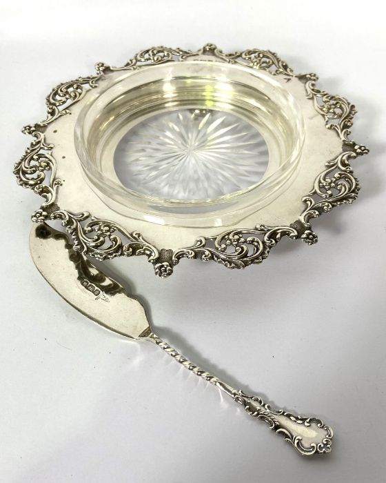 A pair of Edwardian silver butter dishes, hallmarked Sheffield 1908, Walker & Hall, each with a - Image 3 of 6