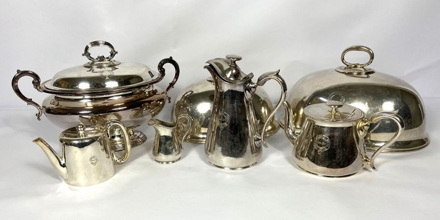 An associated group of silver plate, including two meat covers, an tureen, vegetable dish, and - Image 2 of 9