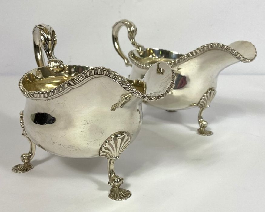 A fine pair of Edwardian silver sauce boats, hallmarked London 1903, Daniel & John Wellby, each with - Image 4 of 6