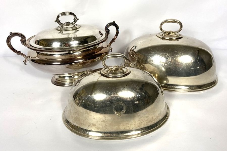 An associated group of silver plate, including two meat covers, an tureen, vegetable dish, and - Image 3 of 9