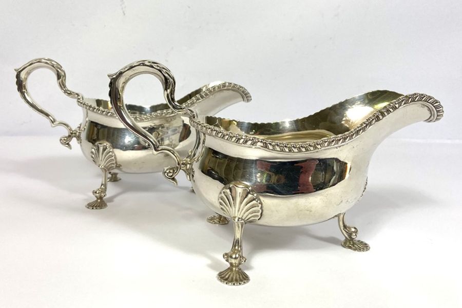 A fine pair of Edwardian silver sauce boats, hallmarked London 1903, Daniel & John Wellby, each with - Image 3 of 6