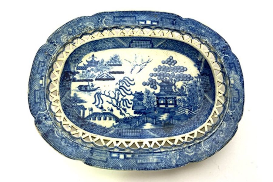 An English pearlware blue and white chestnut basket and matching stand, 19th century, reticulated - Image 5 of 6