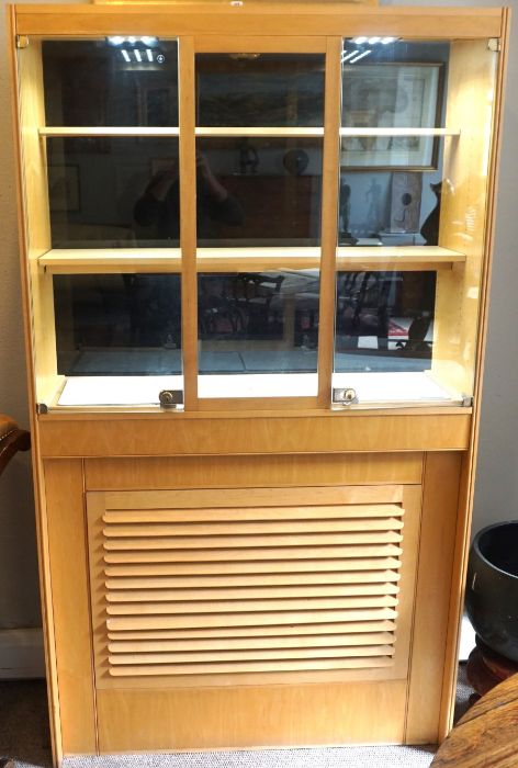 A modern cherry veneered Jewellers shop display cabinet, with a glazed top, fitted with shelves - Image 2 of 4