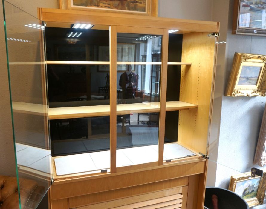 A modern cherry veneered Jewellers shop display cabinet, with a glazed top, fitted with shelves - Image 4 of 4