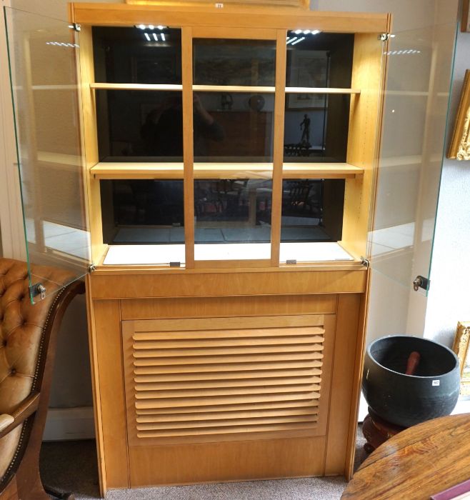 A modern cherry veneered Jewellers shop display cabinet, with a glazed top, fitted with shelves - Image 3 of 4