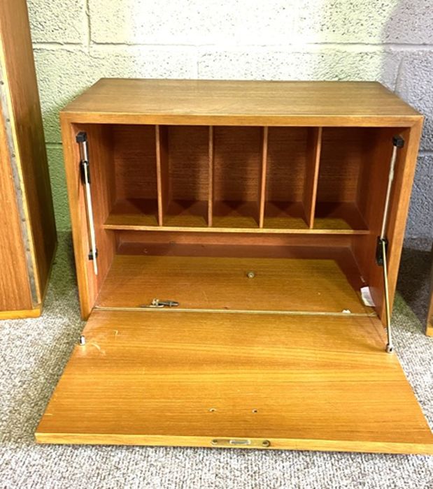 A highly adaptable vintage Ladderax shelving system, mid 20th century, with shelves, cabinets, - Image 9 of 9