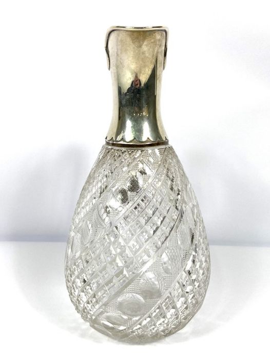 A silver mounted claret jug, hallmarked Birmingham 1919, with a pouring spout, hinged lid and scroll - Image 3 of 7