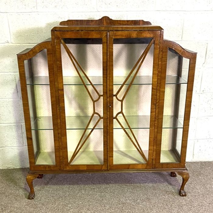 Three assorted vintage glass fronted and veneered display cabinets (3) - Image 8 of 10