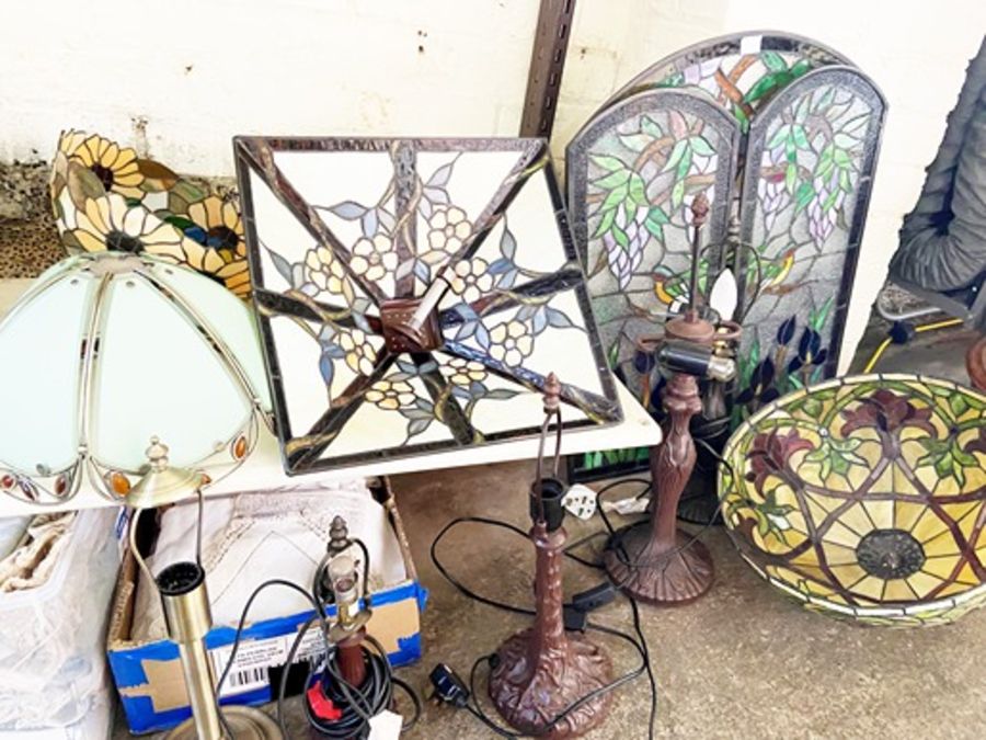 Assortment of decorative glass Tiffany style lamp bases, shades and a similar fire guard (a lot) - Image 7 of 7