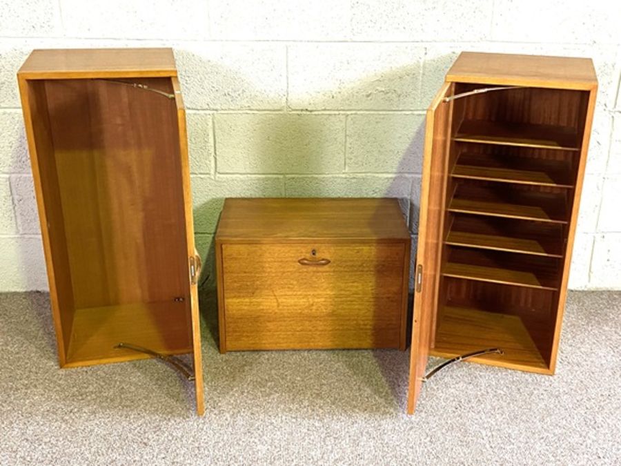 A highly adaptable vintage Ladderax shelving system, mid 20th century, with shelves, cabinets, - Image 8 of 9