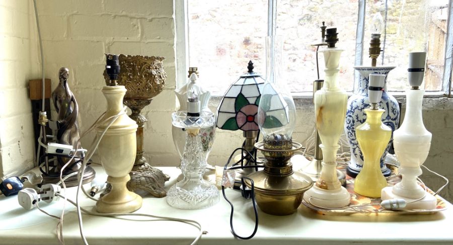 Assortment of table lamps, including an onyx vase lamp base, blue and white baluster lamp base and - Image 2 of 7