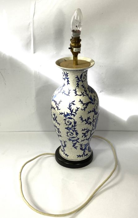 Assortment of table lamps, including an onyx vase lamp base, blue and white baluster lamp base and - Image 5 of 7