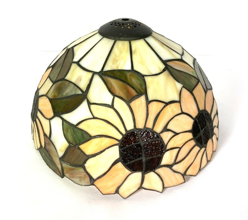 Assortment of decorative glass Tiffany style lamp bases, shades and a similar fire guard (a lot) - Image 3 of 7