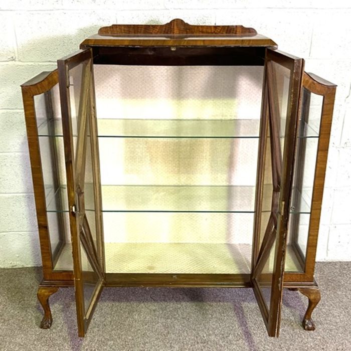 Three assorted vintage glass fronted and veneered display cabinets (3) - Image 10 of 10