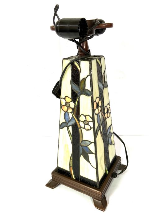 Assortment of decorative glass Tiffany style lamp bases, shades and a similar fire guard (a lot) - Image 2 of 7