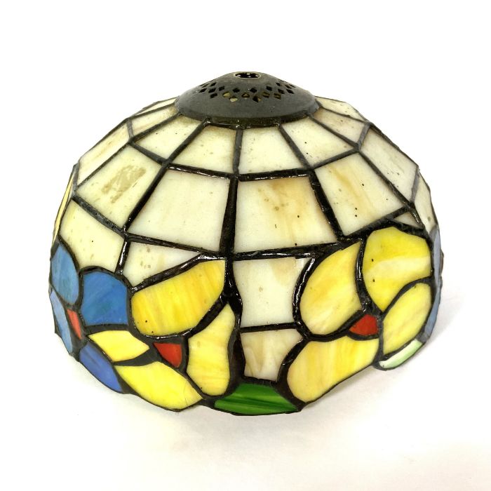 Assortment of decorative glass Tiffany style lamp bases, shades and a similar fire guard (a lot)