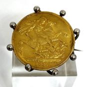 An 1887 gold sovereign, 16g, set in a removable silver brooch, 28mm diameter