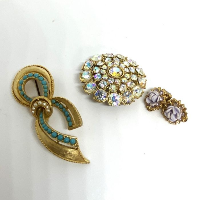 A group of jewellery, including a yellow metal bow, unmarked, 2.2g; a gilt metal and turquoise - Image 3 of 5