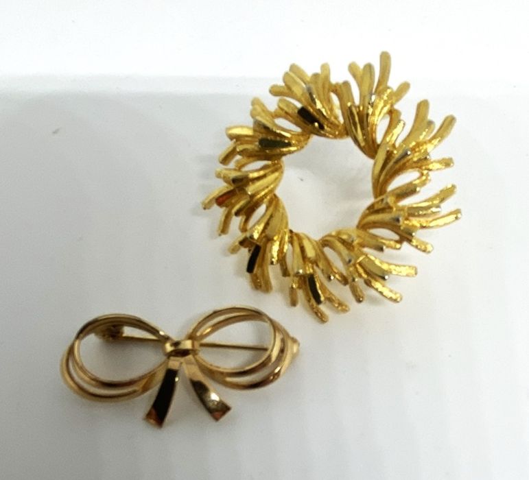 A group of jewellery, including a yellow metal bow, unmarked, 2.2g; a gilt metal and turquoise - Image 5 of 5
