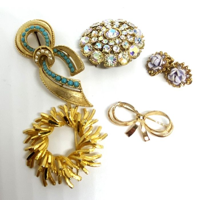 A group of jewellery, including a yellow metal bow, unmarked, 2.2g; a gilt metal and turquoise - Image 2 of 5