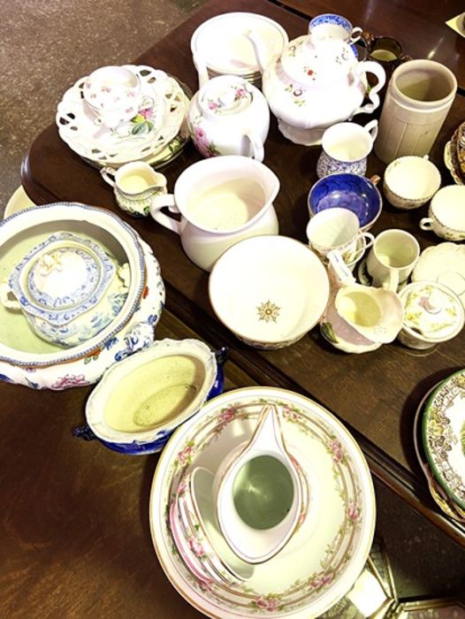 A large assortment of ceramics, including various entrée dishes, tureens and similar (a lot) - Image 2 of 17