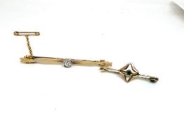 A diamond and 15 carat gold bar brooch, with single old cut round diamond, approx 0.25 carat, 3.