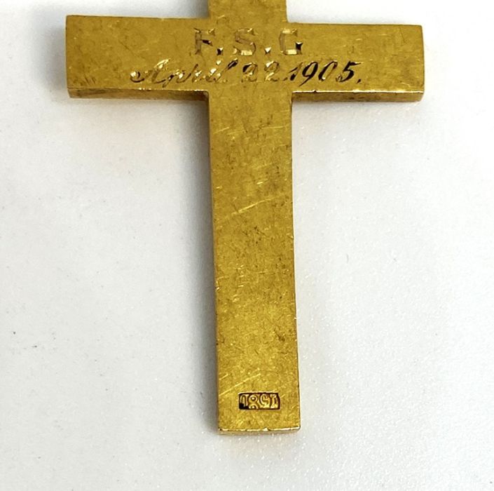 An Edwardian 18 carat gold cross pendant, inscribed and dated 1905, 5.5g, 30mm high, with suspension - Image 7 of 8