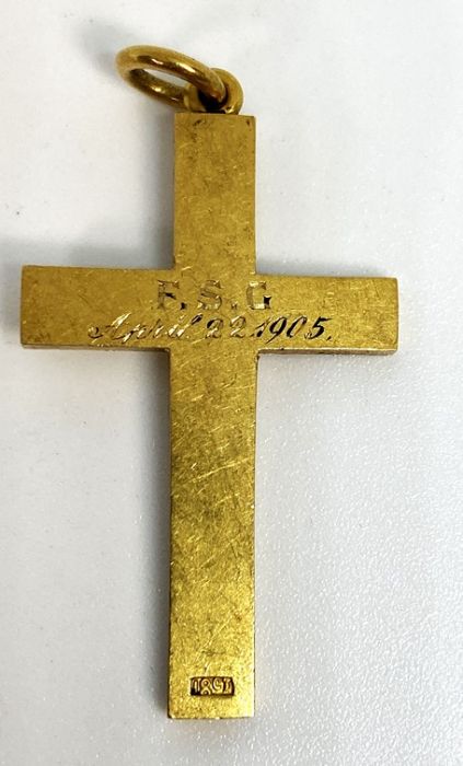 An Edwardian 18 carat gold cross pendant, inscribed and dated 1905, 5.5g, 30mm high, with suspension - Image 4 of 8