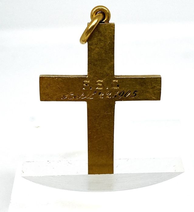 An Edwardian 18 carat gold cross pendant, inscribed and dated 1905, 5.5g, 30mm high, with suspension - Image 2 of 8