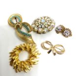A group of jewellery, including a yellow metal bow, unmarked, 2.2g; a gilt metal and turquoise