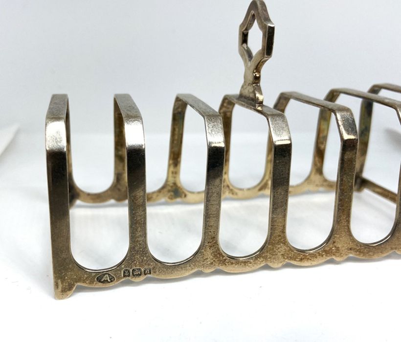 A silver seven bar toast rack, hallmarked, Birmingham 1932, 11cm wide, 61g; together with a set of - Image 4 of 16