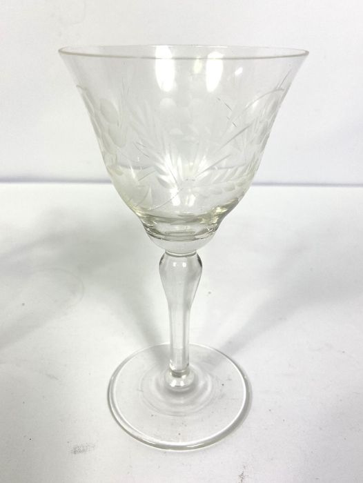 A collection of pretty cut glass wine glasses, including a pair of tapered goblets, cut with tree - Bild 5 aus 8