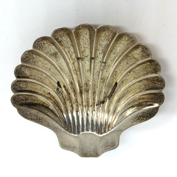 A silver seven bar toast rack, hallmarked, Birmingham 1932, 11cm wide, 61g; together with a set of - Image 5 of 16