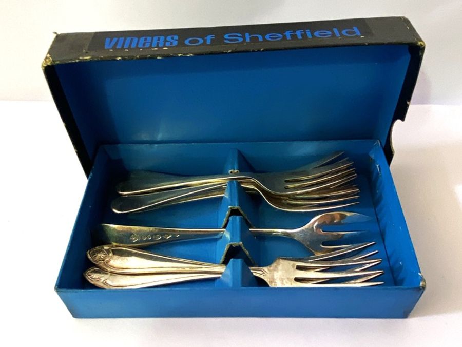 An assortment of cased silver plated flatware, including a set of cased servers, also a Royal - Image 5 of 10