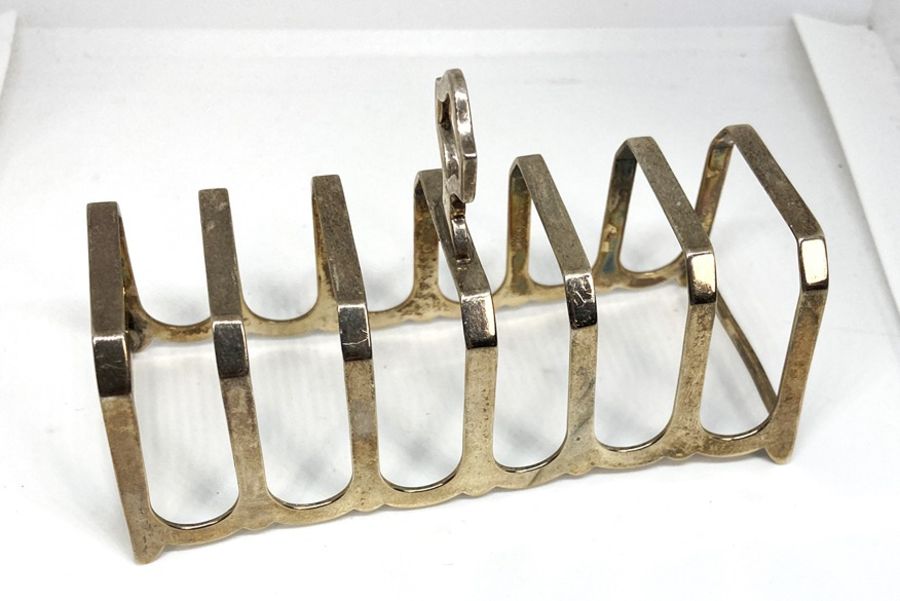 A silver seven bar toast rack, hallmarked, Birmingham 1932, 11cm wide, 61g; together with a set of - Image 2 of 16