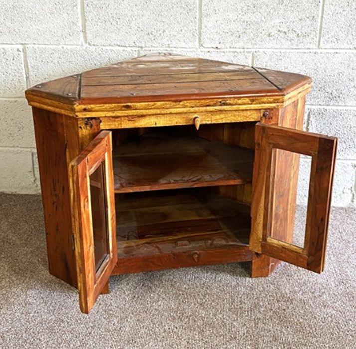 A corner display unit or tv stand; together with a fire curb, and nest of three tables (3) - Image 3 of 6