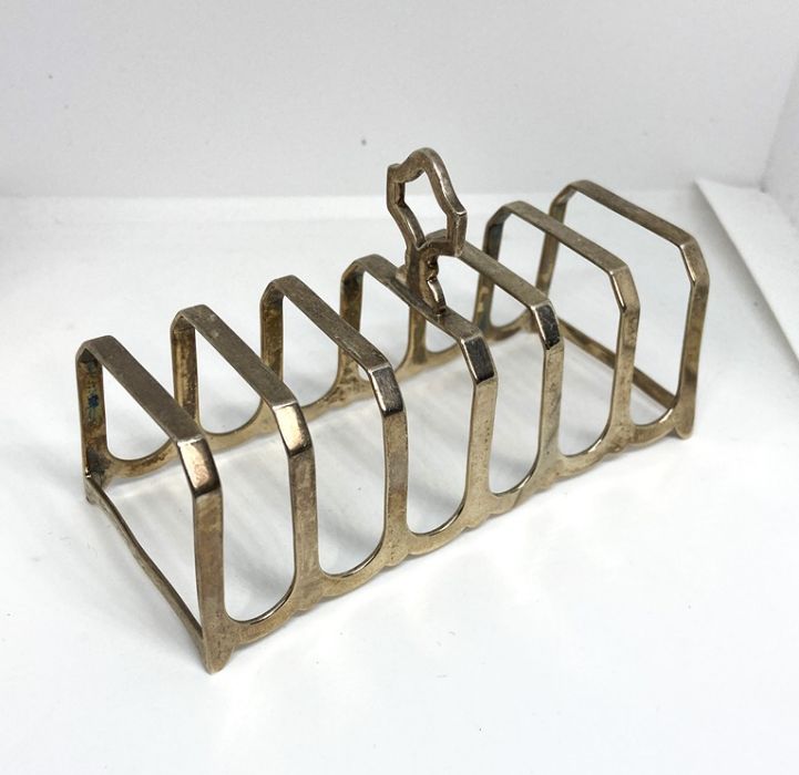 A silver seven bar toast rack, hallmarked, Birmingham 1932, 11cm wide, 61g; together with a set of - Image 3 of 16