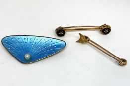 A 15 carat gold hunting tie pin or brooch, with fox mask terminal, marked 15 ct, 3g; also an
