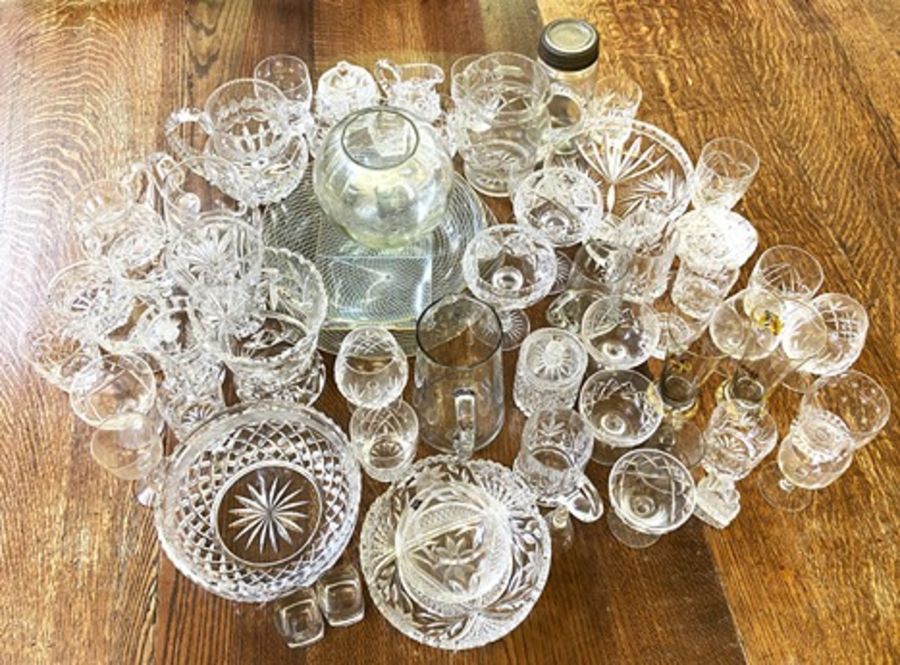 A large assortment of crystal table glassware, including goblets, jugs, bowls, including a pair of - Bild 2 aus 7