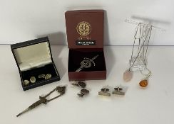Assorted jewellery, including a modern enamelled pair of 9 carat gold cufflinks, two further