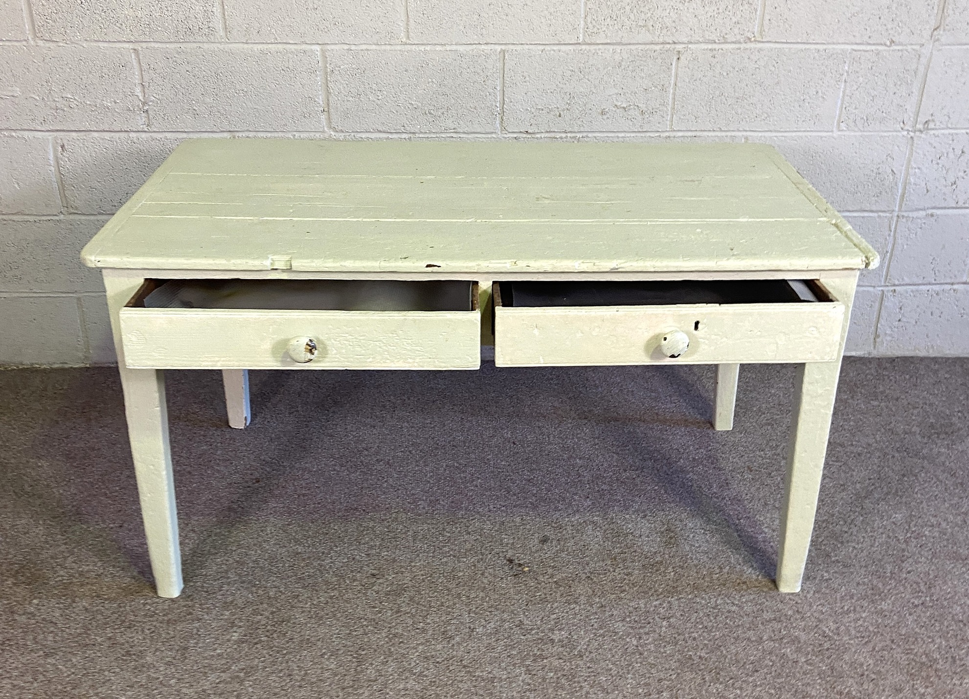 A vintage painted pine kitchen table, with rectangular cleated top over two frieze drawers and set - Image 3 of 4