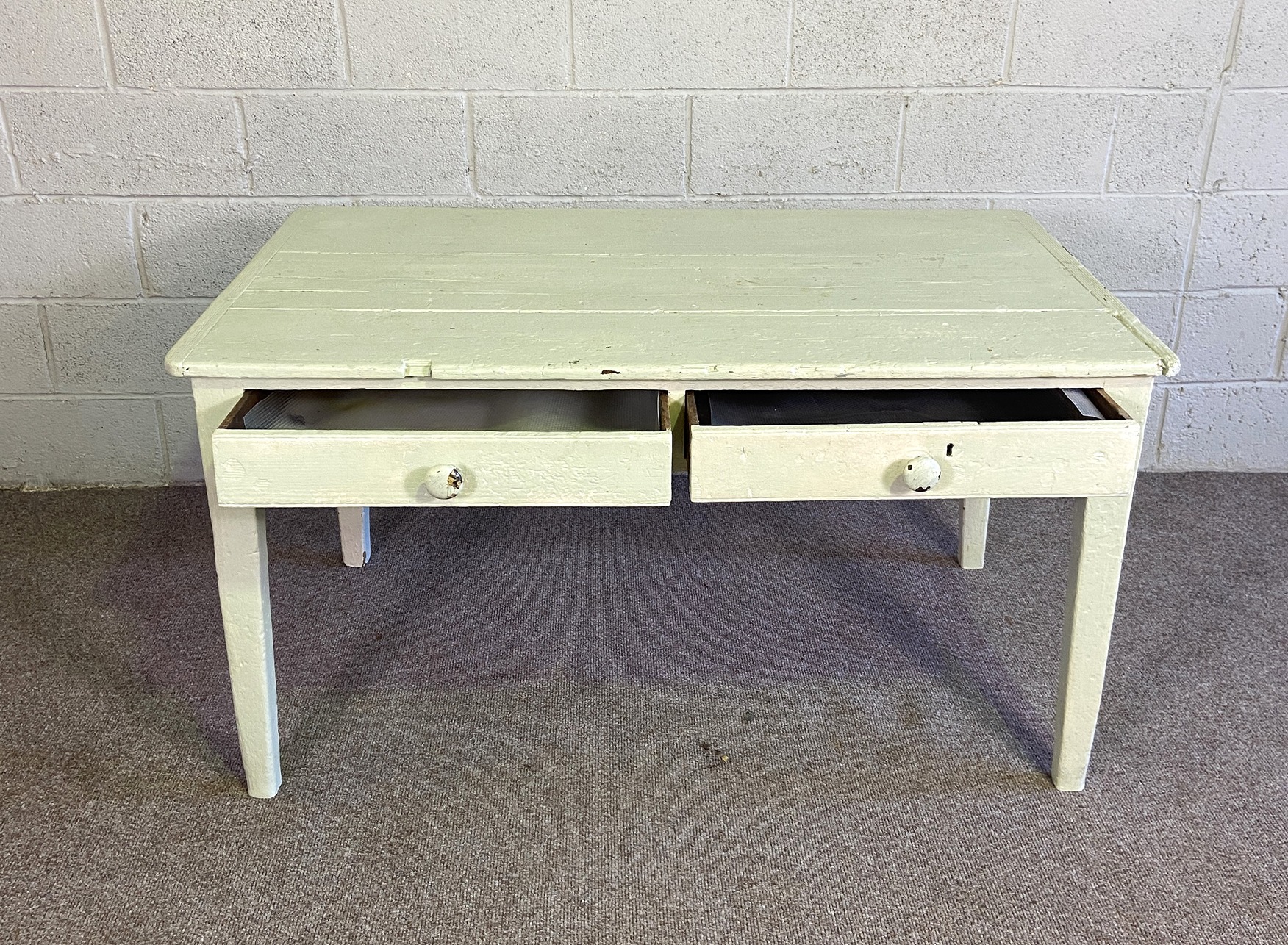 A vintage painted pine kitchen table, with rectangular cleated top over two frieze drawers and set - Image 4 of 4