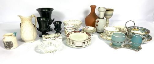 A quantity of assorted ceramics, including various decorative vases, and table wares (a lot)