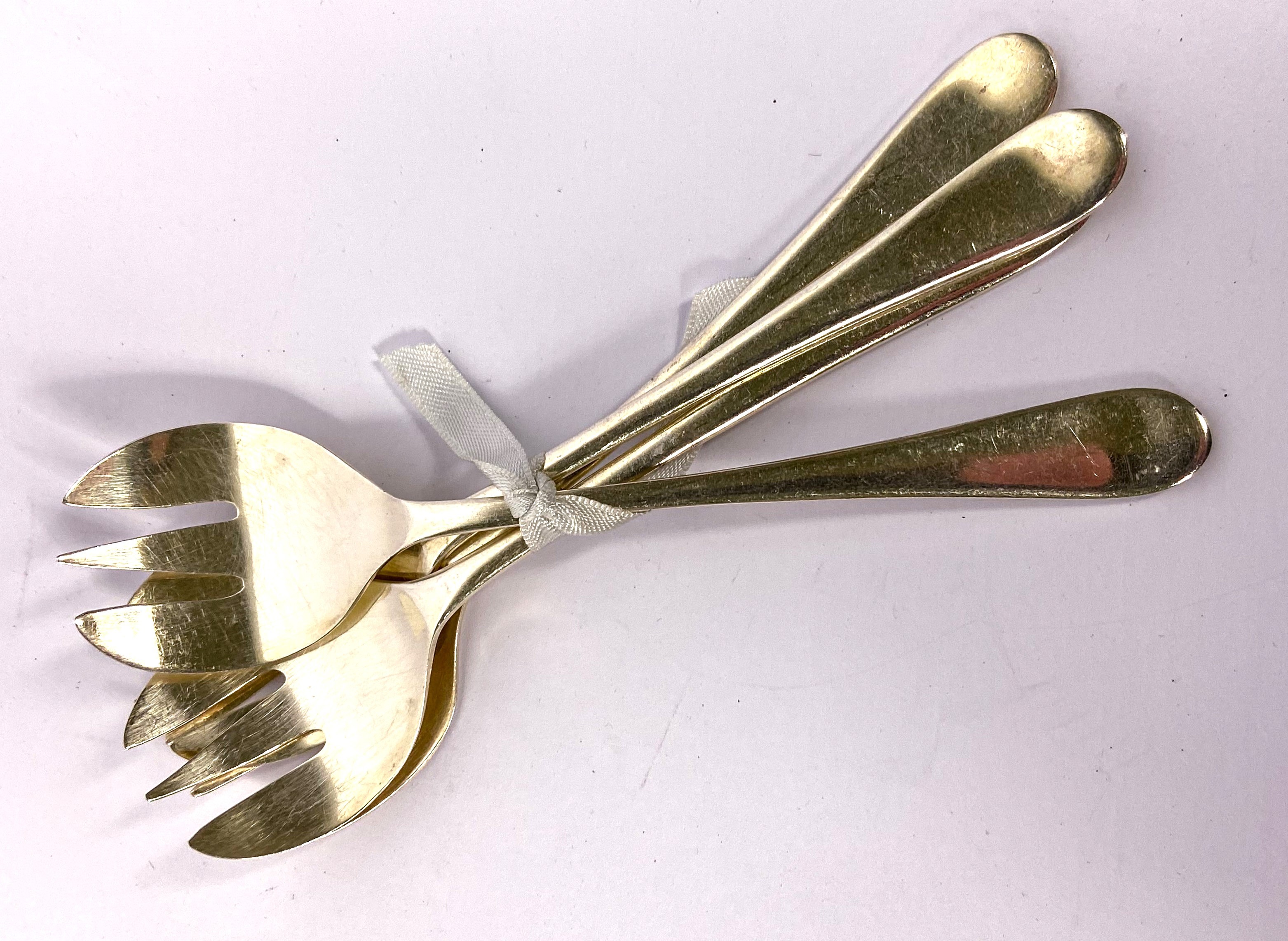 Assorted silver plated flatware and related, including five fiddle pattern forks, small flatware and - Image 6 of 13