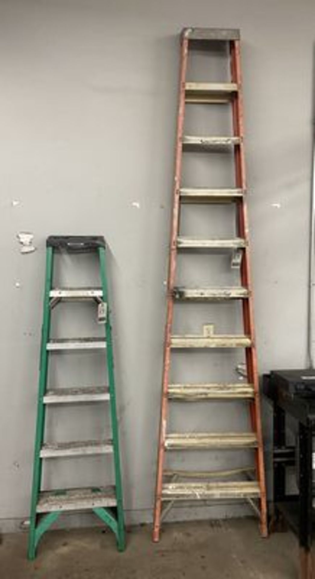 WERNER 6' FIBERGLASS STEPLADDER