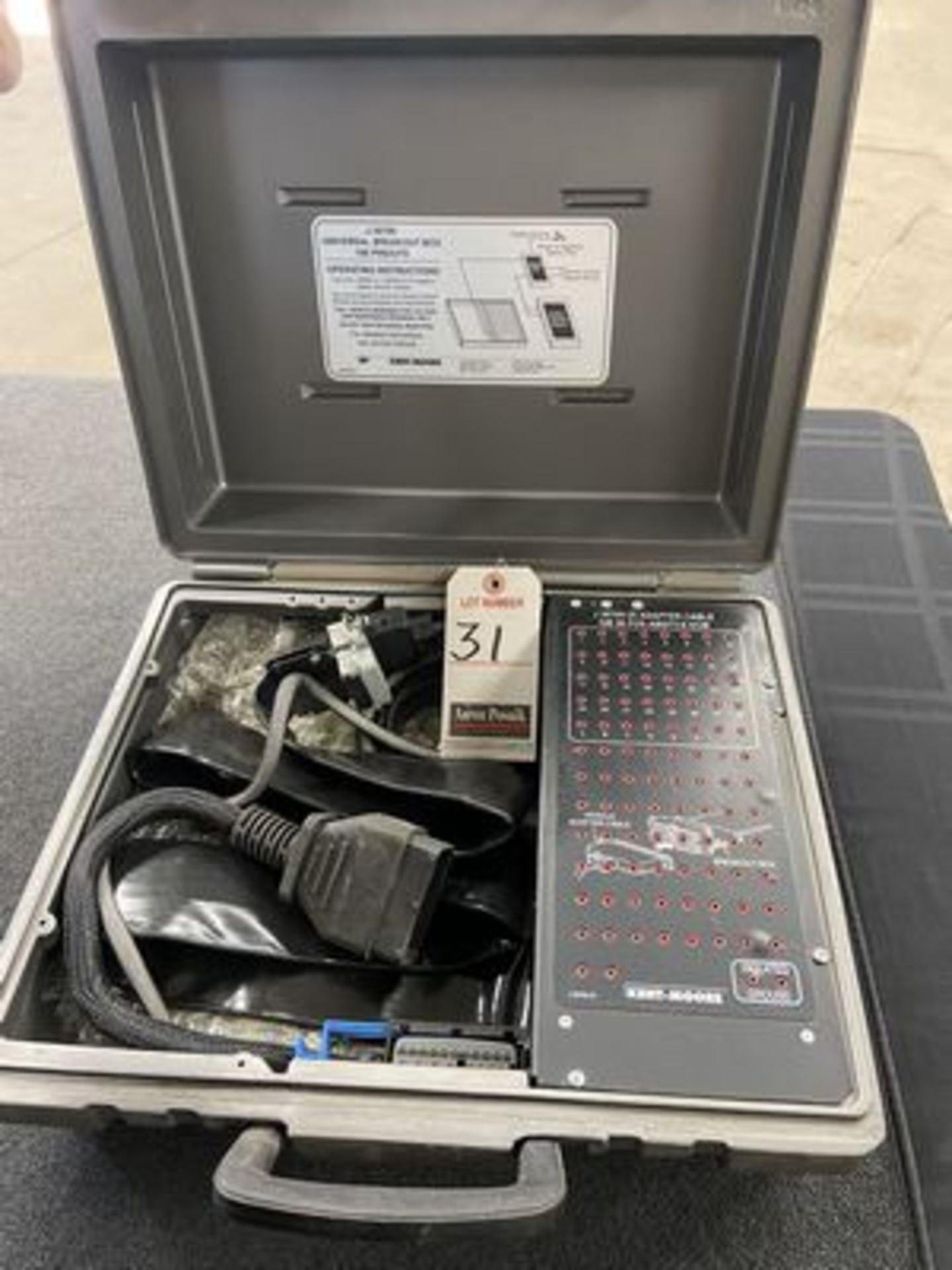 SPX KENT MOORE UNIVERSAL BREAKOUT BOX, M/N J39700 W/ CASE