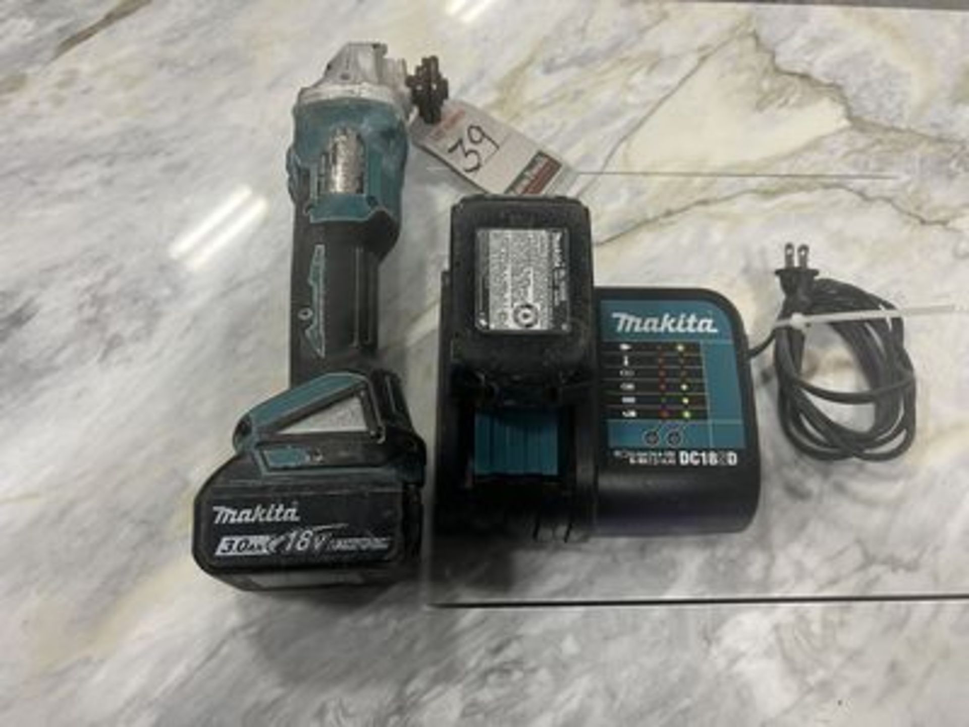 MAKITA XAG04 CORDLESS CUT-OFF ANGLE GRINDER W/ (2) BATTERIES & CHARGER