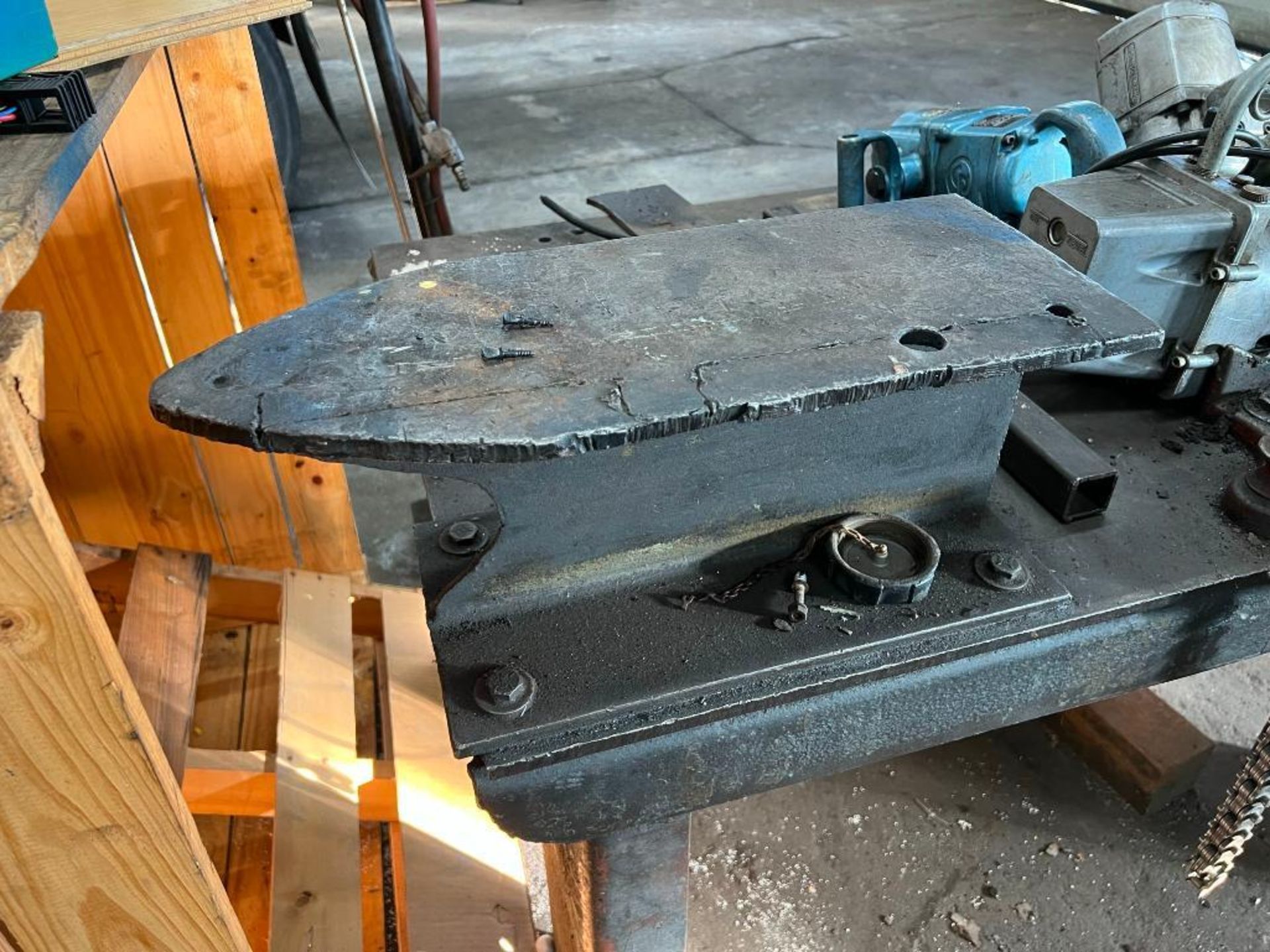 Metal workshop table with Vise - Image 4 of 7