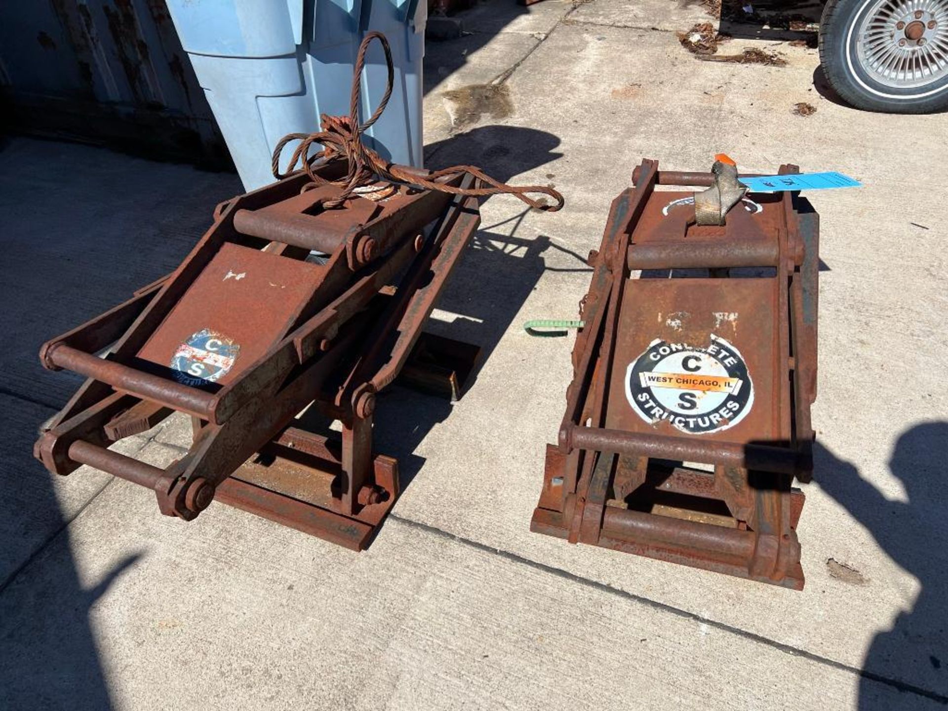 LOT: (2) Barrier Wall Lifting Clamp. Needs Service. - Image 2 of 2